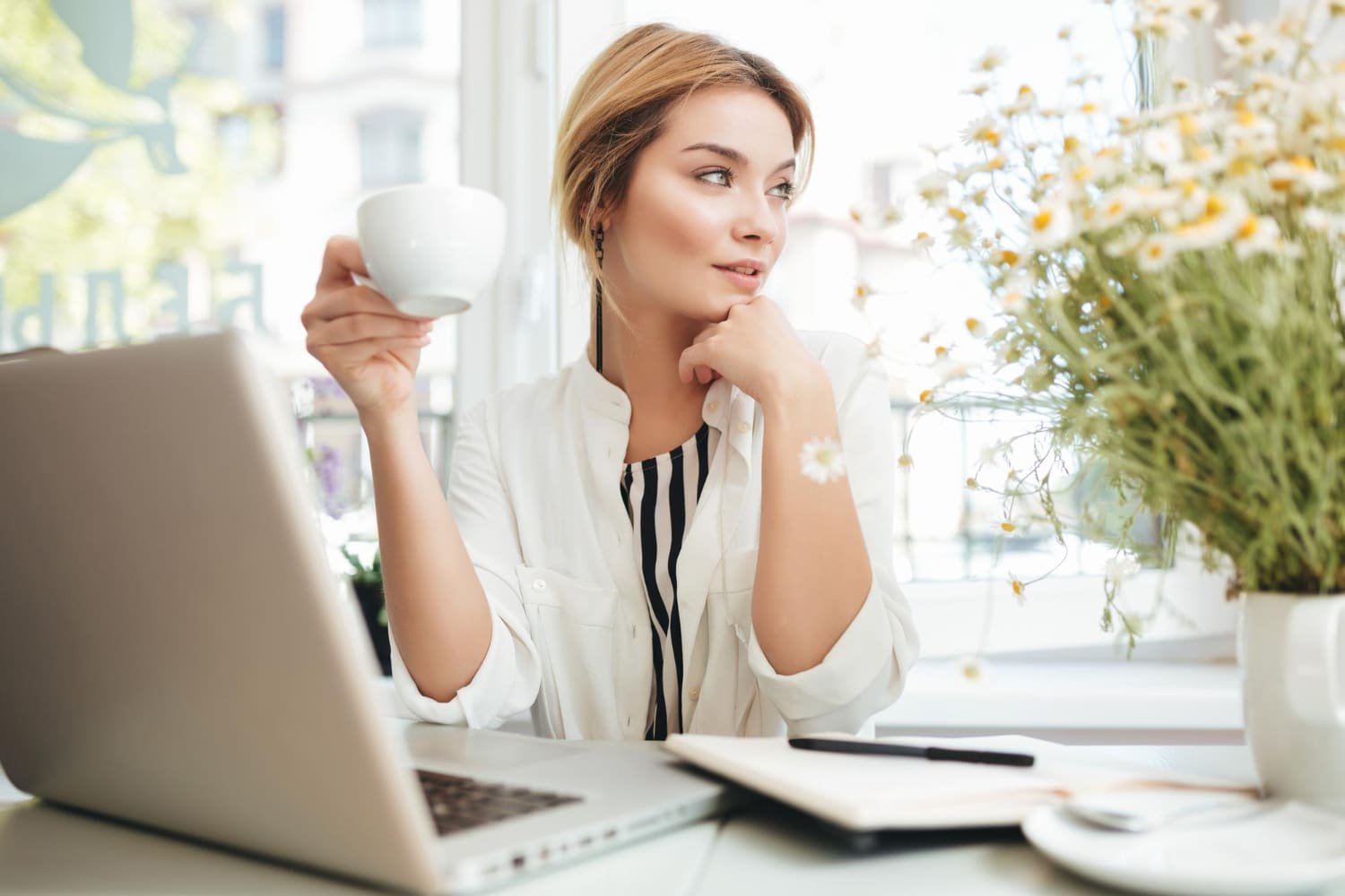 femme boit une camomille à son bureau