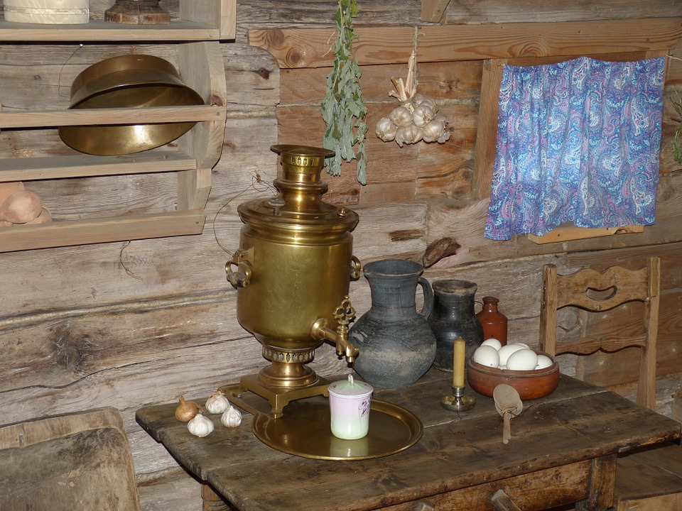 Samovar en cuivre posé sur une table en bois