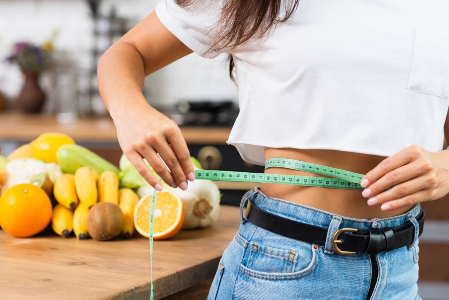 jeune femme mesure son tour de taille lors d'une détox