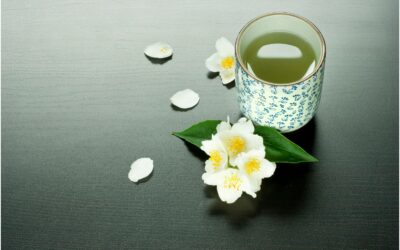Le guide du thé au jasmin : fabrication, bienfaits, préparation…